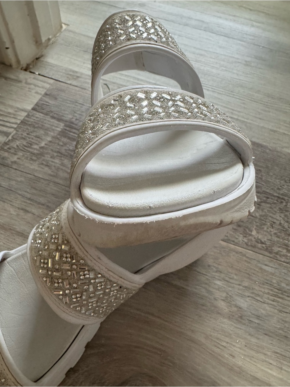 Skechers White Beaded Slingback Luxe Foam Sandals size 7 - Picture 6 of 8